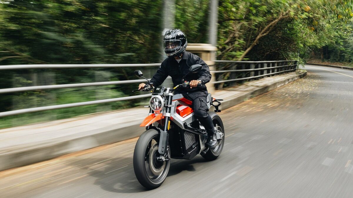 Thích tốc độ mà ngại xăng tăng giá thì đây là loạt xe máy điện nhanh nhất Việt Nam: Có mẫu ‘vít’ được tới 130km/h, giá từ vài chục đến cả trăm triệu đồng