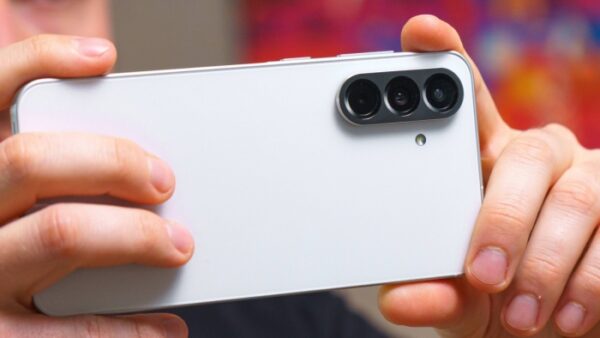 Galaxy A56 5G hạ kịch sàn, vua tầm trung một thời rẻ hơn 1 chỉ vàng 10 triệu, màn xịn hơn iPhone 17e