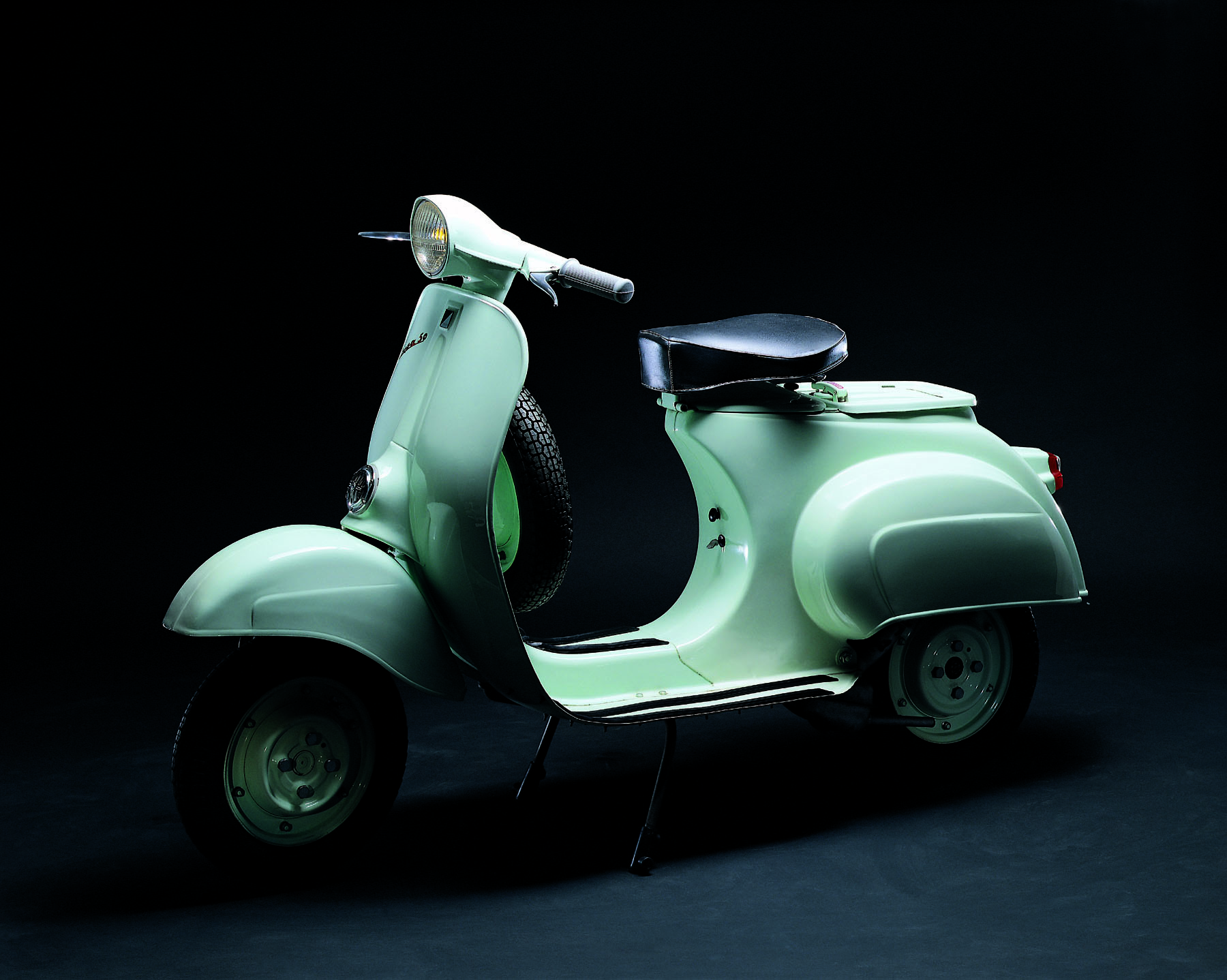 03-vespa-50-1963-17791692454971916544097 Người Ý gọi nó là "con ong", cả thế giới gọi nó là biểu tượng, Vespa ra mắt bộ sưu tập kỷ niệm 80 năm tại Việt Nam - Ảnh 5.