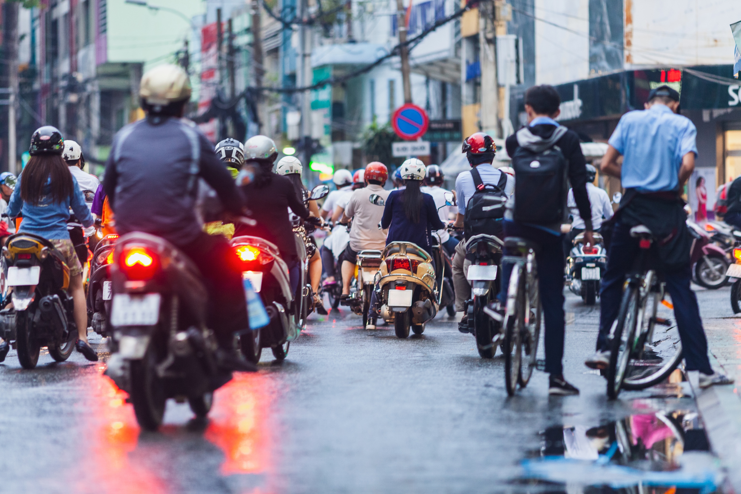 asia-on-two-wheels-hero-image-177855121091021705639-1 Bất ngờ lý do hàng triệu người Việt Nam không thể ra đường nếu thiếu ứng dụng chỉ đường - Ảnh 3.