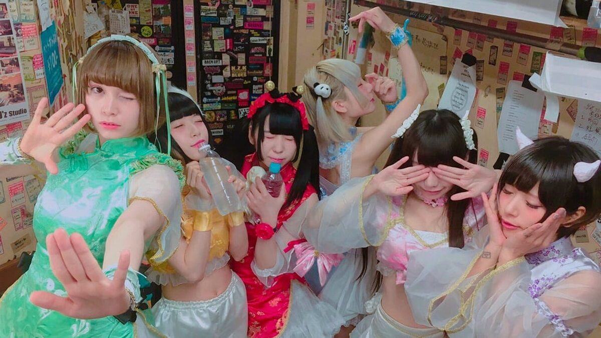 Nữ idol Nhật Bản gây bão mạng vì cho fan ngửi nách sau biểu diễn, hé lộ góc khuất khắc nghiệt của giới underground