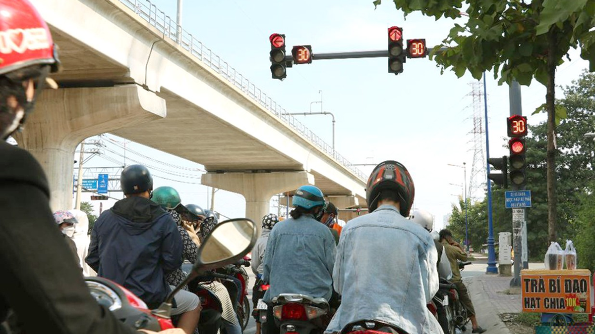 Dừng đèn đỏ kiểu này có thể bị phạt tới 22 triệu đồng, người dân chú ý