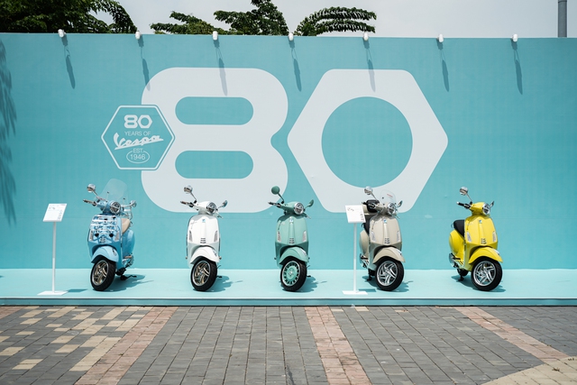 Đi Vespa không đơn giản là “chạy xe”, đó là một kiểu “trình diễn di sản”- Ảnh 2. Đi Vespa không đơn giản là “chạy xe”, đó là một kiểu “trình diễn di sản”- Ảnh 2.