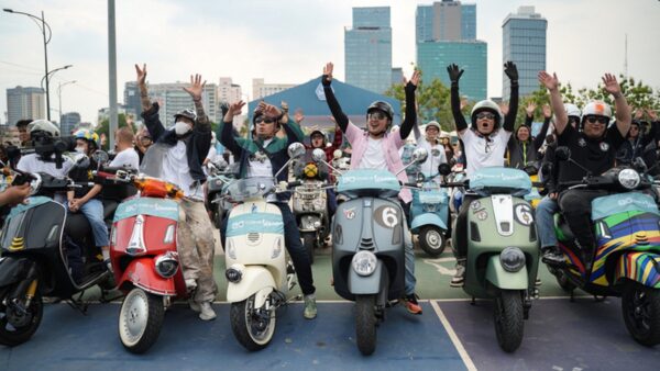 Đi Vespa không đơn giản là “chạy xe”, đó là một kiểu “trình diễn di sản”