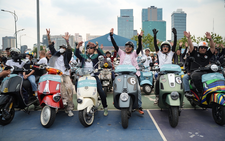 Đi Vespa không đơn giản là “chạy xe”, đó là một kiểu “trình diễn di sản”- Ảnh 1. Đi Vespa không đơn giản là “chạy xe”, đó là một kiểu “trình diễn di sản”- Ảnh 1.