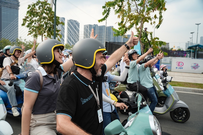 Đi Vespa không đơn giản là “chạy xe”, đó là một kiểu “trình diễn di sản”- Ảnh 14. Đi Vespa không đơn giản là “chạy xe”, đó là một kiểu “trình diễn di sản”- Ảnh 14.