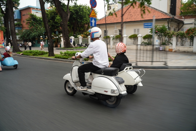 Đi Vespa không đơn giản là “chạy xe”, đó là một kiểu “trình diễn di sản”- Ảnh 19. Đi Vespa không đơn giản là “chạy xe”, đó là một kiểu “trình diễn di sản”- Ảnh 19.