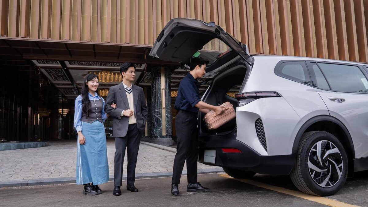 Rộng rãi, đi “bốc”, sạc 0 đồng: VinFast Limo Green “lấy lòng” hàng ngàn gia đình Việt