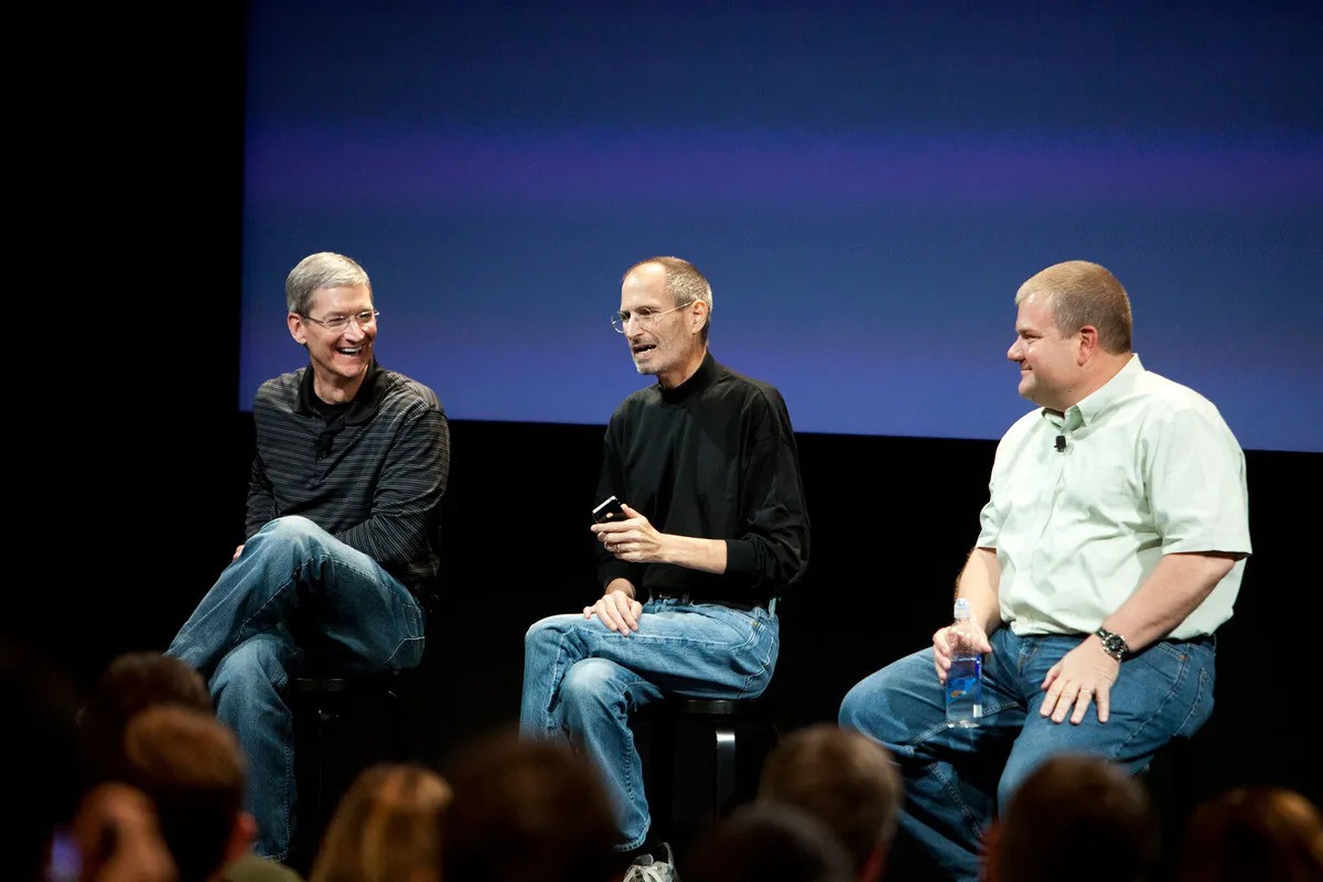 sau-khi-steve-jobs-qua-doi-tai-sao-tim-cook-luon-co-giu-chan-2-1725597364-279-width1200height800-1776747070100949910981-1776751588567-17767515887341615610139 Tim Cook đã làm được gì trong những năm tại vị? - Ảnh 2.