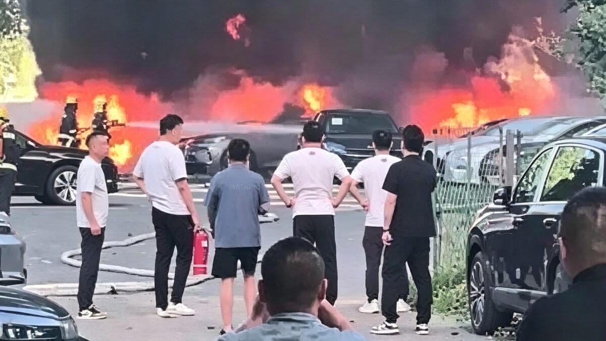 Chỉ vì đốt đám bông ven đường, người đàn ông 74 tuổi khiến 20 ô tô điện mới tinh hóa tro bụi trong chốc lát