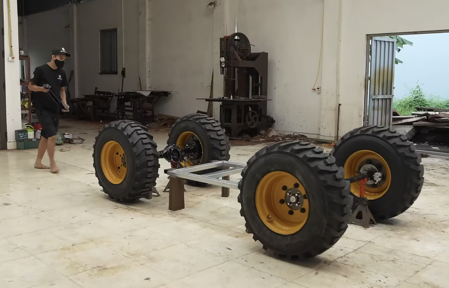 Thợ mộc Việt Nam trình làng 'quái thú' ATV bằng gỗ: To như ô tô, khung gầm thép, giảm xóc độc lập, chạy động cơ điện siêu êm- Ảnh 2. Thợ mộc Việt Nam trình làng 'quái thú' ATV bằng gỗ: To như ô tô, khung gầm thép, giảm xóc độc lập, chạy động cơ điện siêu êm- Ảnh 2.