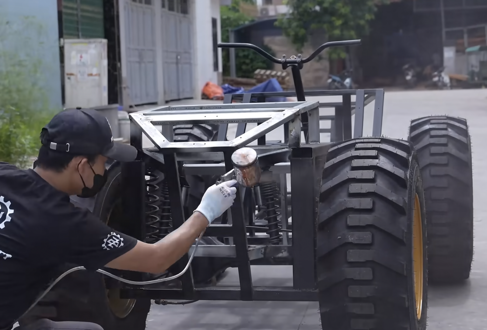 Thợ mộc Việt Nam trình làng 'quái thú' ATV bằng gỗ: To như ô tô, khung gầm thép, giảm xóc độc lập, chạy động cơ điện siêu êm- Ảnh 3. Thợ mộc Việt Nam trình làng 'quái thú' ATV bằng gỗ: To như ô tô, khung gầm thép, giảm xóc độc lập, chạy động cơ điện siêu êm- Ảnh 3.