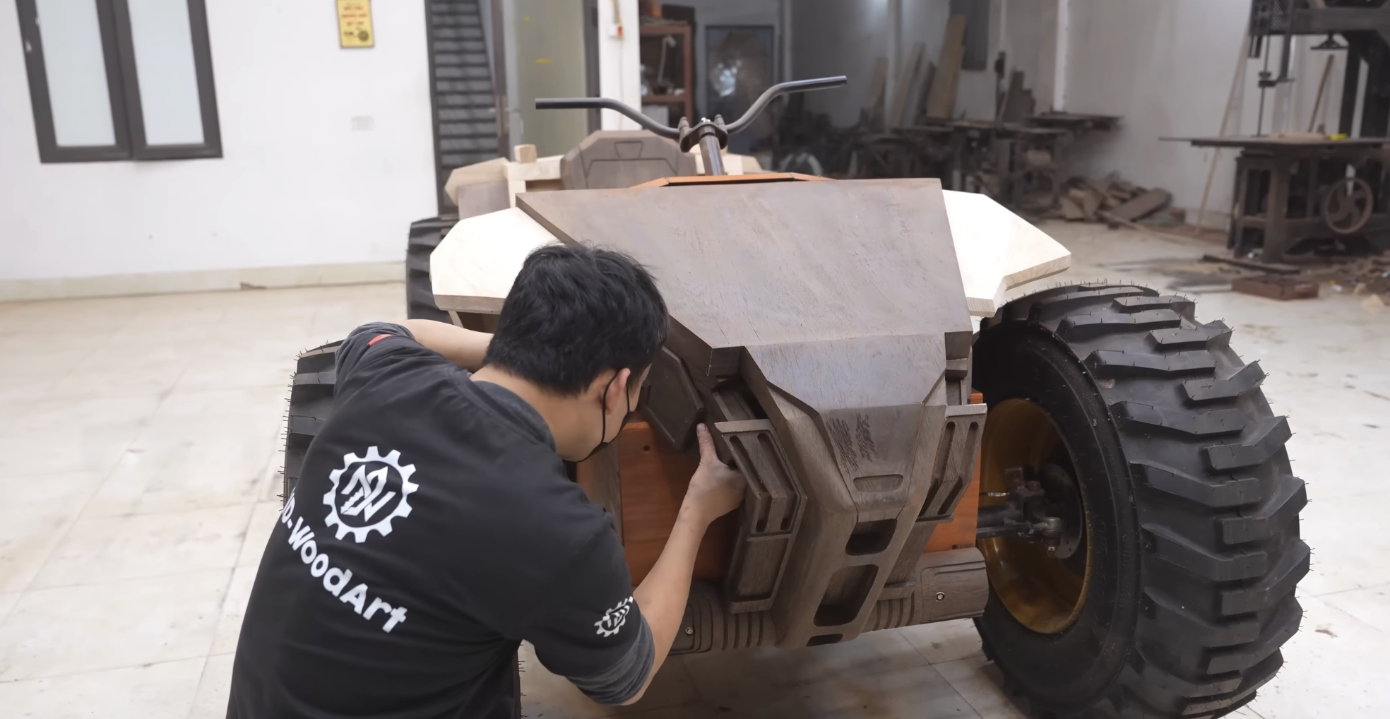 Thợ mộc Việt Nam trình làng 'quái thú' ATV bằng gỗ: To như ô tô, khung gầm thép, giảm xóc độc lập, chạy động cơ điện siêu êm- Ảnh 5. Thợ mộc Việt Nam trình làng 'quái thú' ATV bằng gỗ: To như ô tô, khung gầm thép, giảm xóc độc lập, chạy động cơ điện siêu êm- Ảnh 5.