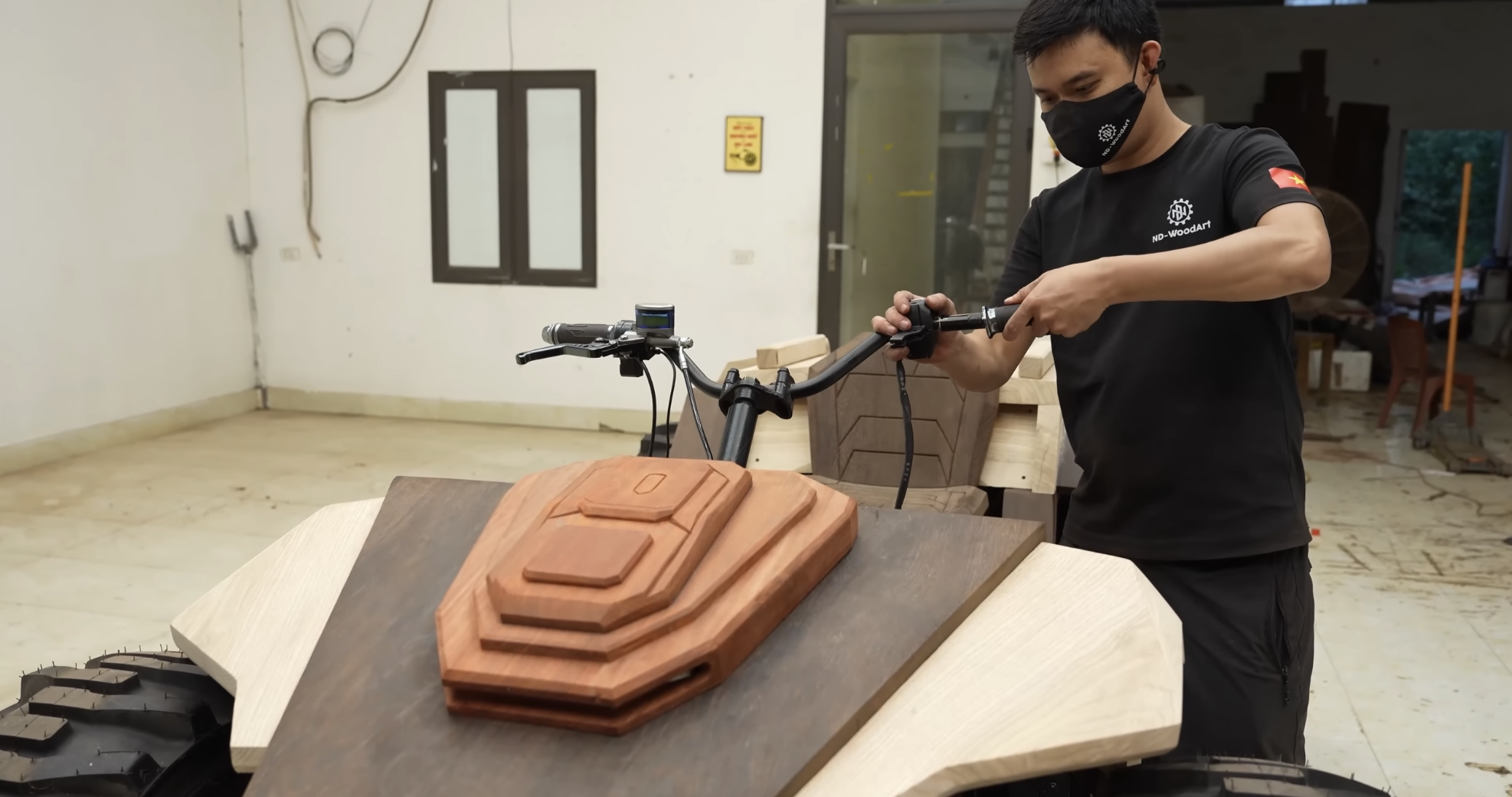 Thợ mộc Việt Nam trình làng 'quái thú' ATV bằng gỗ: To như ô tô, khung gầm thép, giảm xóc độc lập, chạy động cơ điện siêu êm- Ảnh 9. Thợ mộc Việt Nam trình làng 'quái thú' ATV bằng gỗ: To như ô tô, khung gầm thép, giảm xóc độc lập, chạy động cơ điện siêu êm- Ảnh 9.