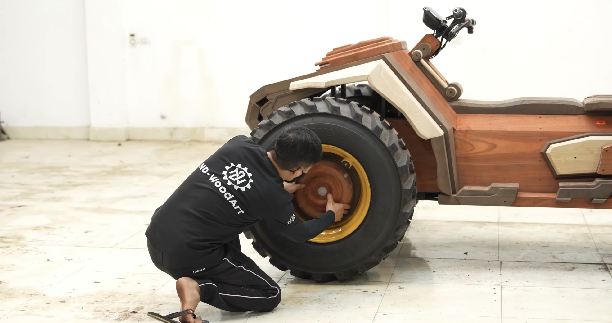 Thợ mộc Việt Nam trình làng 'quái thú' ATV bằng gỗ: To như ô tô, khung gầm thép, giảm xóc độc lập, chạy động cơ điện siêu êm- Ảnh 8. Thợ mộc Việt Nam trình làng 'quái thú' ATV bằng gỗ: To như ô tô, khung gầm thép, giảm xóc độc lập, chạy động cơ điện siêu êm- Ảnh 8.