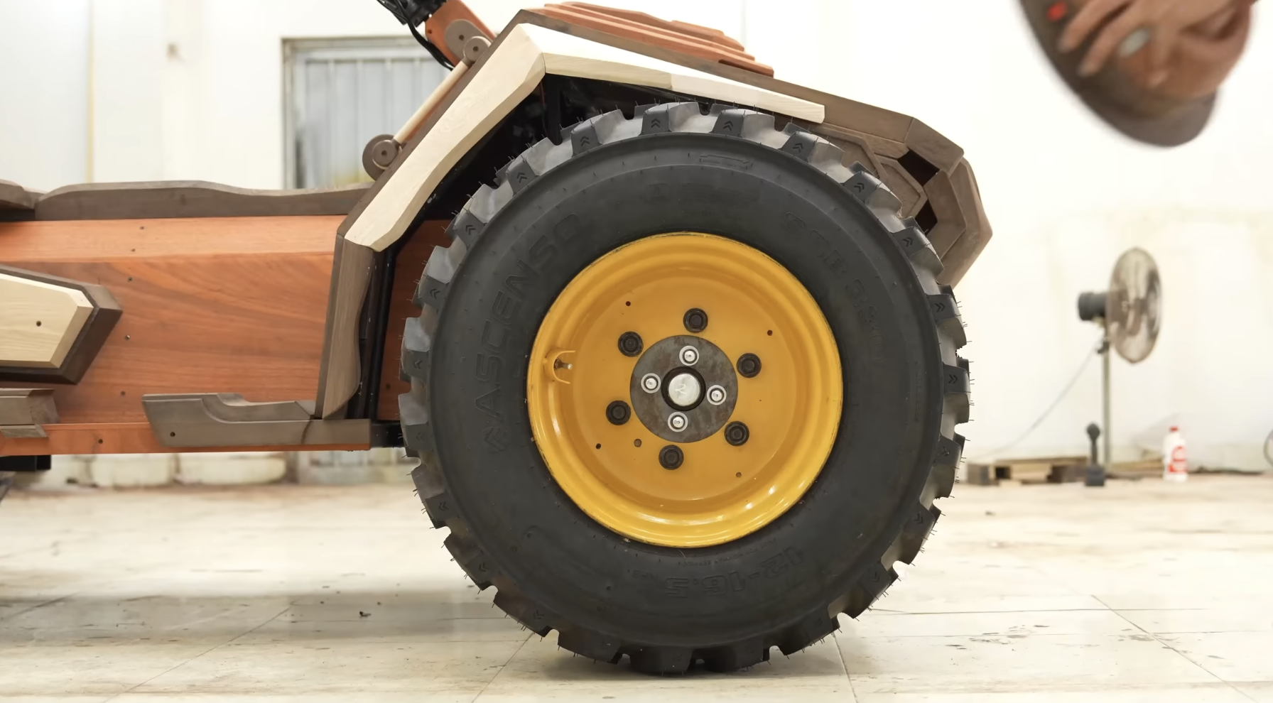 Thợ mộc Việt Nam trình làng 'quái thú' ATV bằng gỗ: To như ô tô, khung gầm thép, giảm xóc độc lập, chạy động cơ điện siêu êm- Ảnh 7. Thợ mộc Việt Nam trình làng 'quái thú' ATV bằng gỗ: To như ô tô, khung gầm thép, giảm xóc độc lập, chạy động cơ điện siêu êm- Ảnh 7.