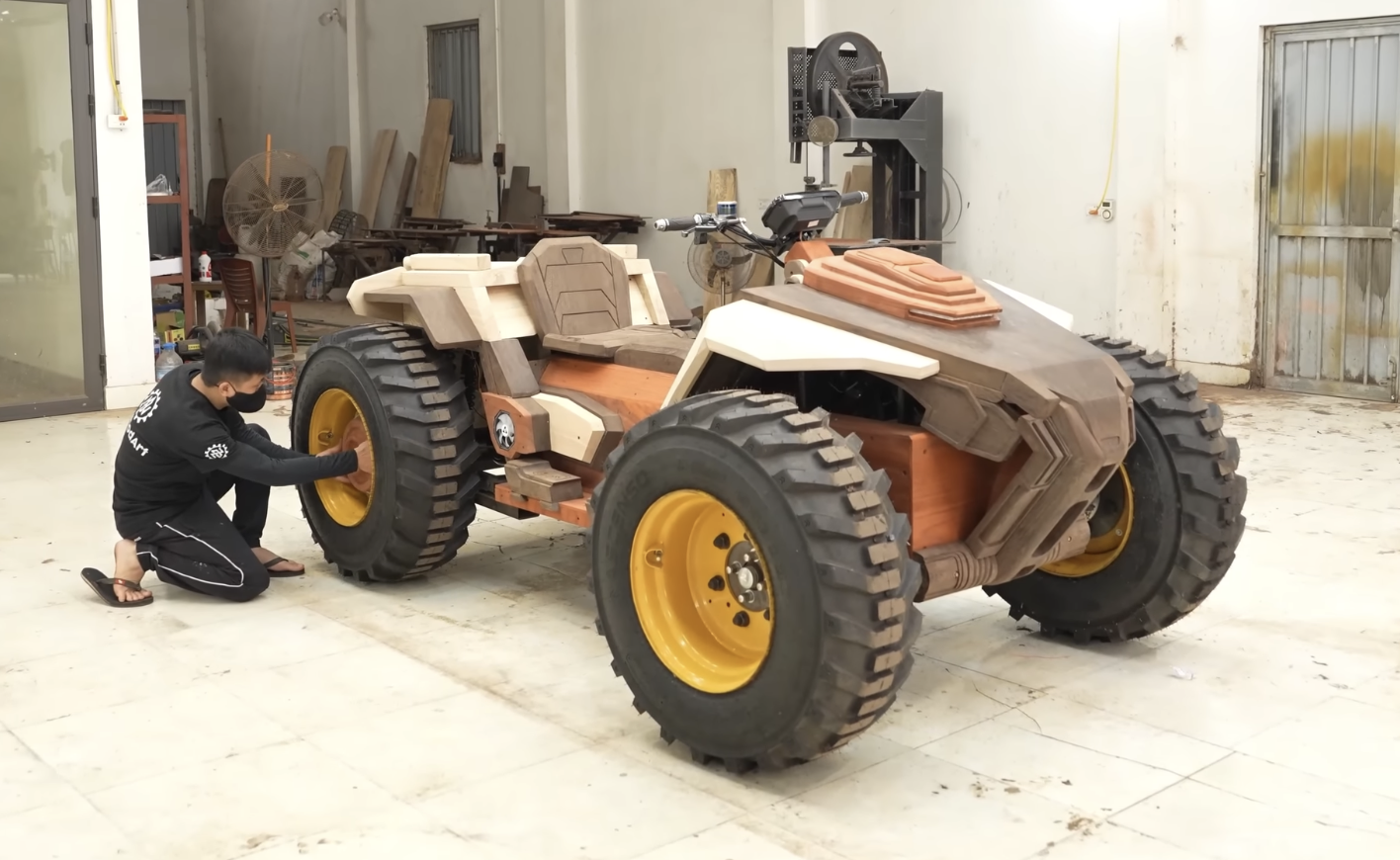 Thợ mộc Việt Nam trình làng 'quái thú' ATV bằng gỗ: To như ô tô, khung gầm thép, giảm xóc độc lập, chạy động cơ điện siêu êm- Ảnh 6. Thợ mộc Việt Nam trình làng 'quái thú' ATV bằng gỗ: To như ô tô, khung gầm thép, giảm xóc độc lập, chạy động cơ điện siêu êm- Ảnh 6.