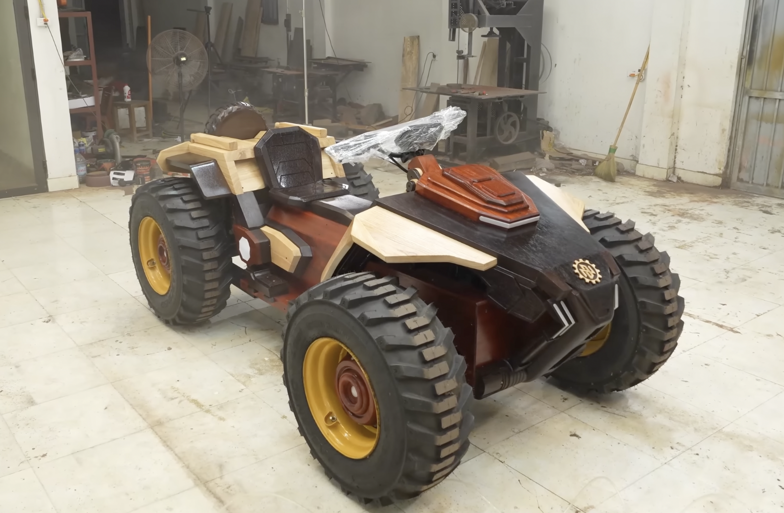 Thợ mộc Việt Nam trình làng 'quái thú' ATV bằng gỗ: To như ô tô, khung gầm thép, giảm xóc độc lập, chạy động cơ điện siêu êm- Ảnh 1. Thợ mộc Việt Nam trình làng 'quái thú' ATV bằng gỗ: To như ô tô, khung gầm thép, giảm xóc độc lập, chạy động cơ điện siêu êm- Ảnh 1.