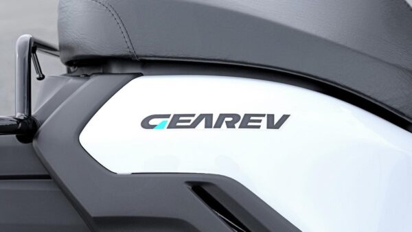 “Vua giao hàng” Yamaha GEAREV vừa ra mắt: Đi 100 km mỗi lần sạc, trang bị số lùi cực chất