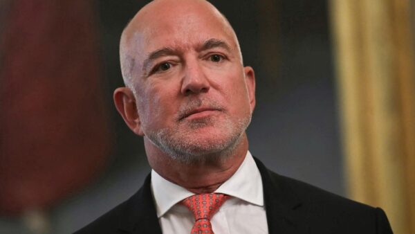 Tỷ phú Jeff Bezos gây chấn động với dự báo rằng AI sẽ đưa trở lại mô hình mỗi gia đình chỉ một người đi làm