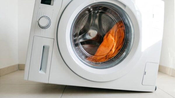 Tại sao chỉ giặt một chiếc khăn lại làm rung chuyển máy giặt của bạn, trong khi giặt đầy lồng lại quay rất êm?
